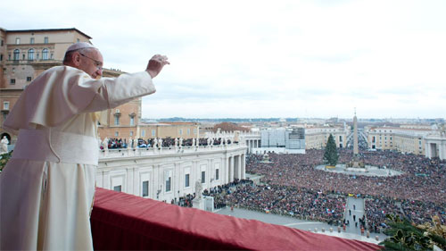Giáo hoàng Francis vẫy tay chào giáo dân từ ban công Thánh đường St. Peters, Vatican, khi phát biểu Thông điệp Giáng sinh ngày 25/12/2013 

